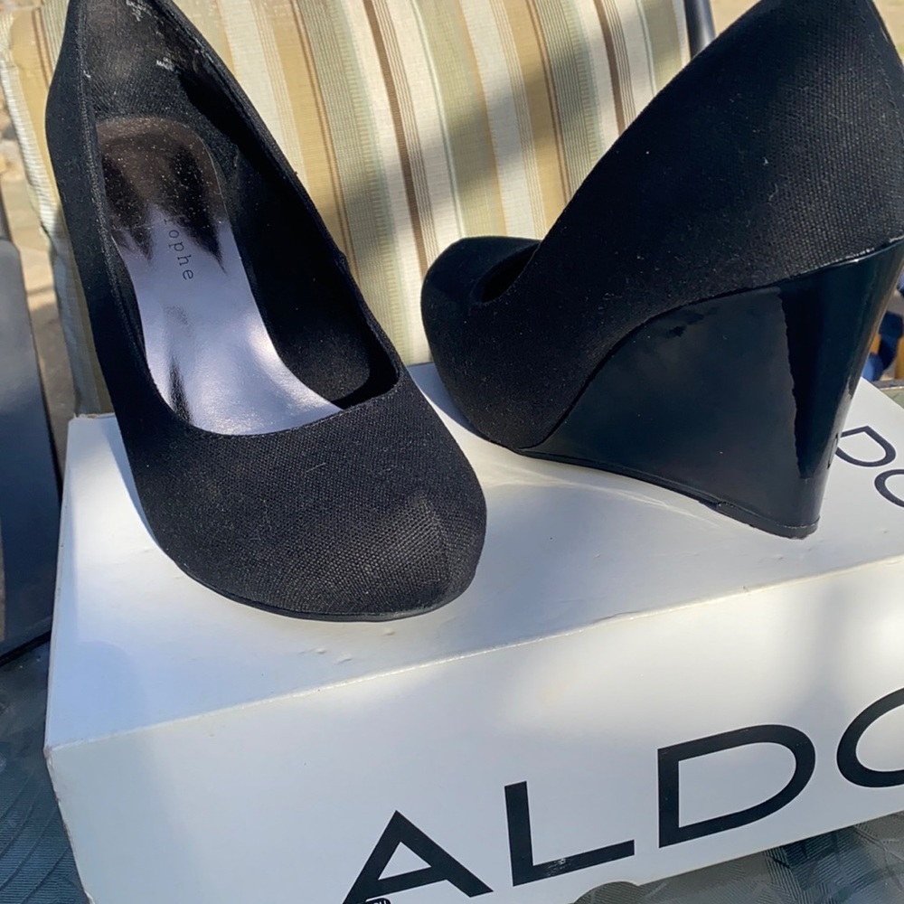 Size 8 Apostraphe black wedges